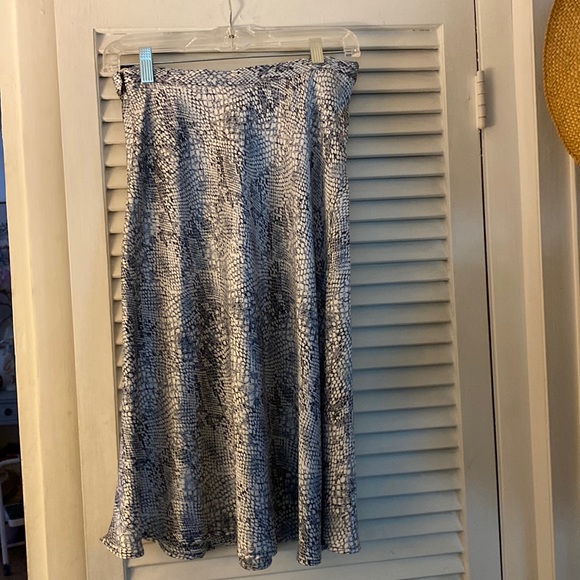 Gianni Bini silk style, satin like skirt, navy blue/white lizard print - Picture 1 of 5